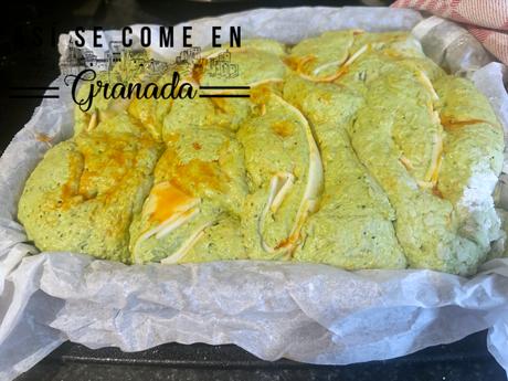 Pan sin gluten de espinacas relleno de tomate y queso