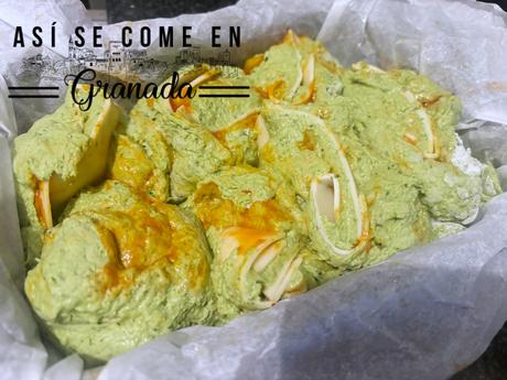 Pan sin gluten de espinacas relleno de tomate y queso