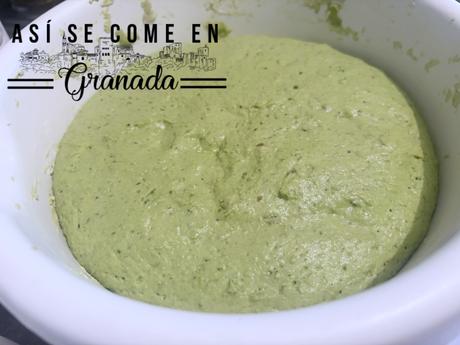 Pan sin gluten de espinacas relleno de tomate y queso