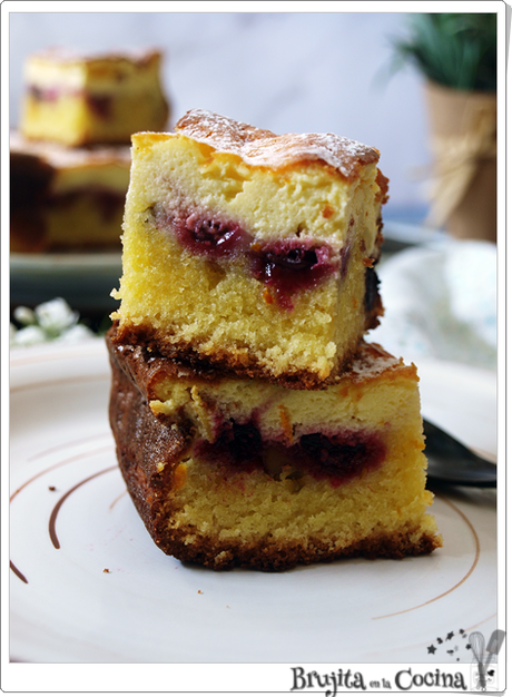 Blondie Cheesecake con pistachos y arándanos