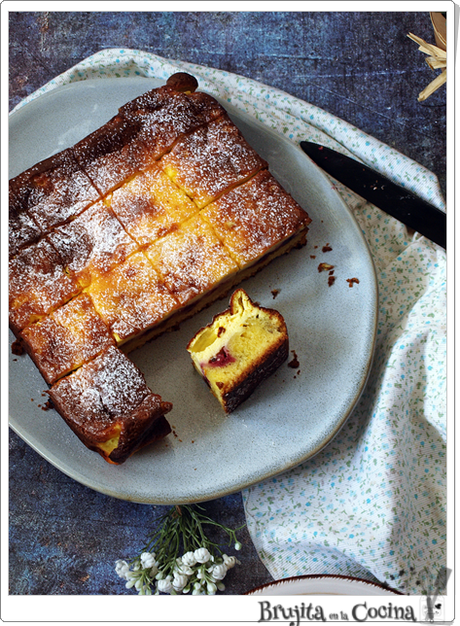 Blondie Cheesecake con pistachos y arándanos