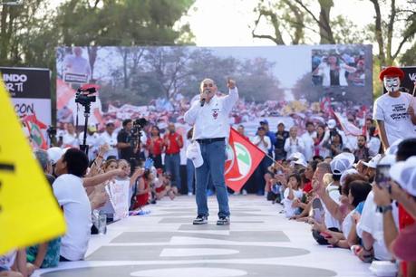 Enrique Galindo se lanza con fuerza en su campaña por la alcaldía recorriendo los distritos de San Luis Potosí