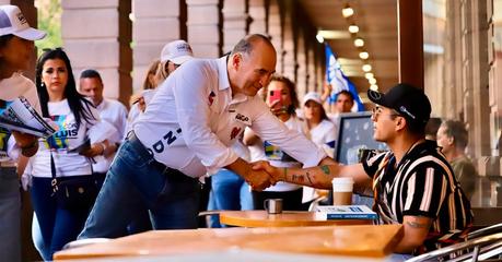 Enrique Galindo afianza lazos con potosinos en su recorrido por el Centro Histórico