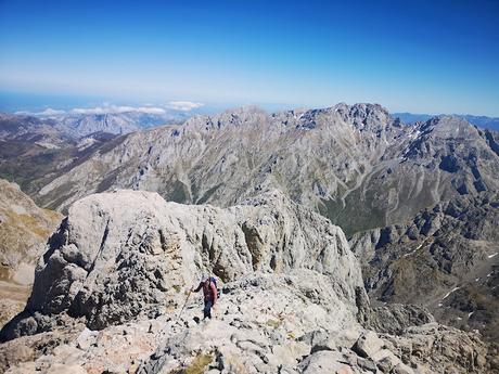 Peña Castil y Cueva de hielo por Canal de las Moñas Peña Castil y Cueva de hielo por Canal de las Moñas