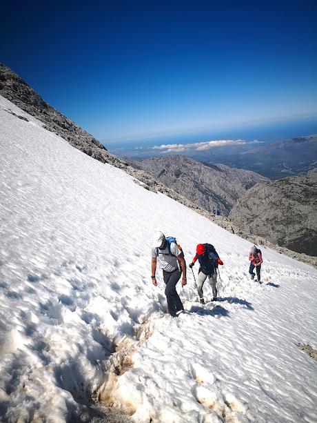 Peña Castil y Cueva de hielo por Canal de las Moñas