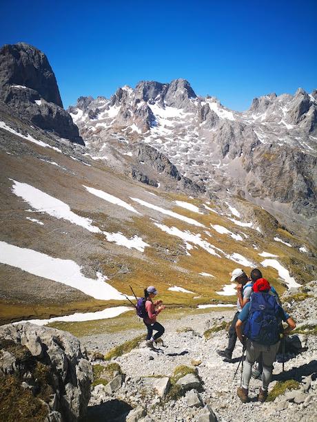 Peña Castil y Cueva de hielo por Canal de las Moñas Peña Castil y Cueva de hielo por Canal de las Moñas