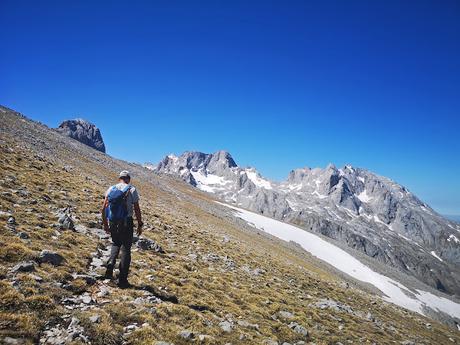 Peña Castil y Cueva de hielo por Canal de las Moñas Peña Castil y Cueva de hielo por Canal de las Moñas