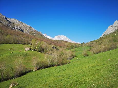 Peña Castil y Cueva de hielo por Canal de las Moñas Peña Castil y Cueva de hielo por Canal de las Moñas