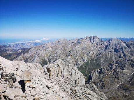 Peña Castil y Cueva de hielo por Canal de las Moñas Peña Castil y Cueva de hielo por Canal de las Moñas