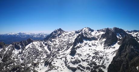 Peña Castil y Cueva de hielo por Canal de las Moñas Peña Castil y Cueva de hielo por Canal de las Moñas