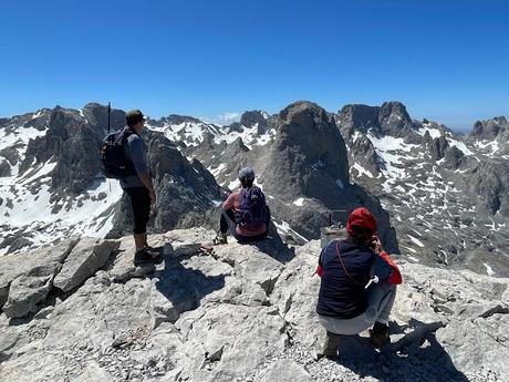 Peña Castil y Cueva de hielo por Canal de las Moñas Peña Castil y Cueva de hielo por Canal de las Moñas