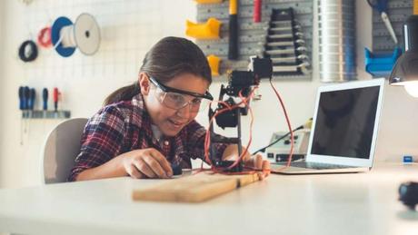 Juguetes para celebrar el Día de las Niñas en las TIC