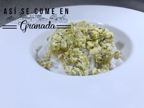 Noodles con alcachofas en conserva