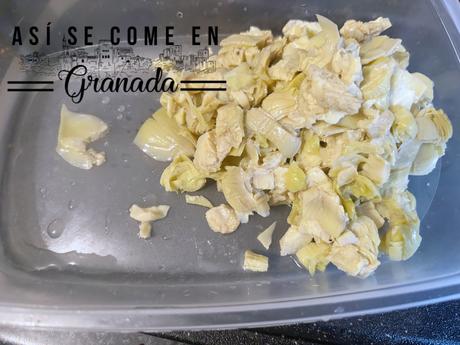 Noodles con alcachofas en conserva