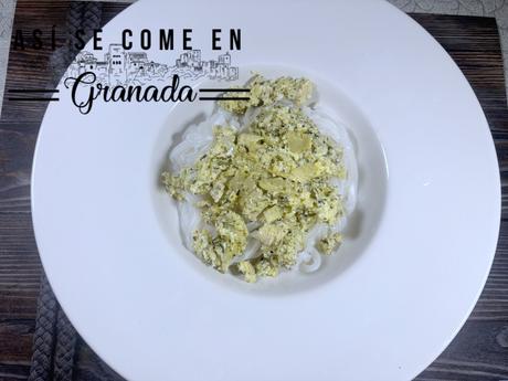 Noodles con alcachofas en conserva