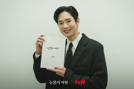 Las estrellas de 'Queen of Tears' se despiden y se preguntan qué esperar del final de esta noche Las estrellas de 'Queen of Tears' se despiden y se preguntan qué esperar del final de esta noche