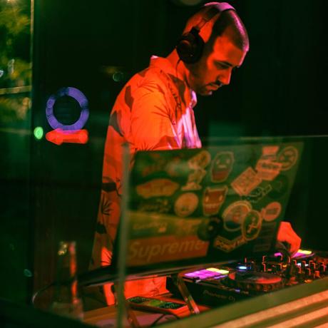 tini desk dj en vivo musica restaurante pompeya parque leloir