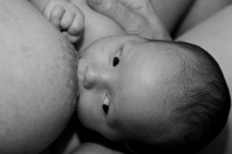 La importancia y beneficios del calostro para el recién nacido
