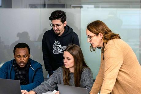 ESEI Barcelona presenta un programa innovador para abordar la brecha digital ESEI Barcelona presenta un programa innovador para abordar la brecha digital