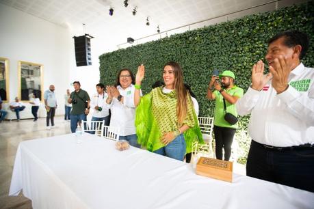 Ruth González y Arcelia Morales se comprometen a apoyar a artesanos y mujeres en Santa María del Río