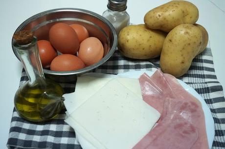 Tortilla de patatas rellena de jamón y queso