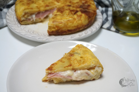 Tortilla de patatas rellena de jamón y queso