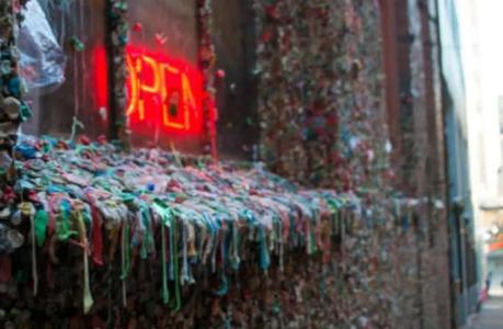 El Fin de una tradición urbana: desaparece la mítica Pared de Chicles en Barcelona