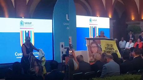 Víctimas se manifiestan durante informe de actividades del rector Alejandro Zermeño