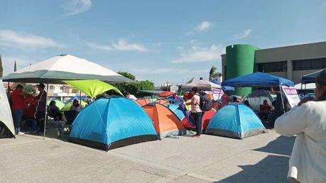 Maestros de secundaria en San Luis Potosí exigen igualdad salarial tras años de disputas legales