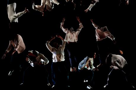 GAM: La performance se instala uniendo sonido, danza y luz performance01