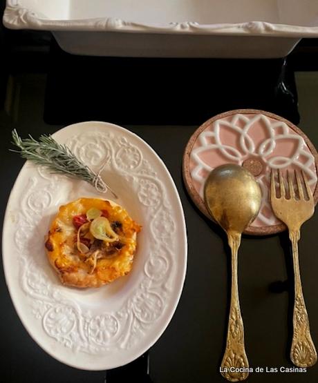 Tatin Individual de champiñones, puerro, pimiento, queso y miel