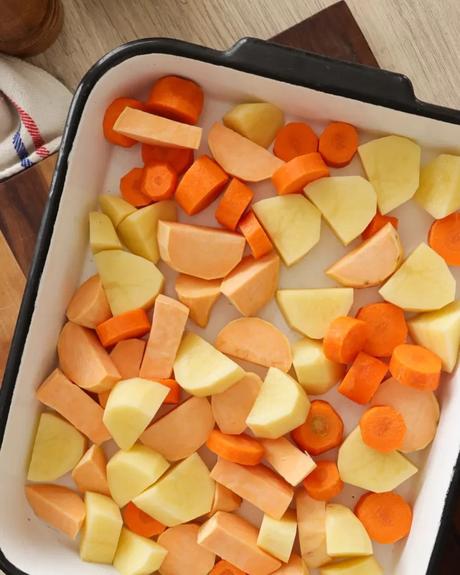verduras sobre fuente para horno