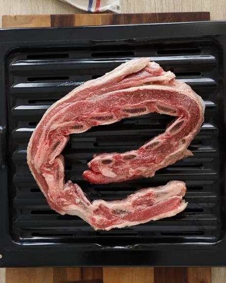 tira de asado sobre fuente