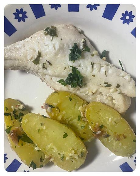 🐡  Gallineta a la plancha 🌶️ 🧂 Con Ajo y Perejil 🧄 🫒 Y Guarnición de patatas 🍋🐡