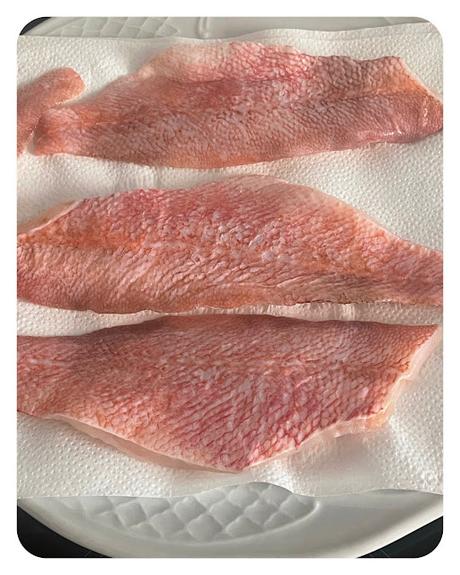 🐡  Gallineta a la plancha 🌶️ 🧂 Con Ajo y Perejil 🧄 🫒 Y Guarnición de patatas 🍋🐡