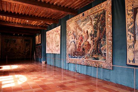 Una colección de grandes tapices expuesta en una sala del castillo de Vayres