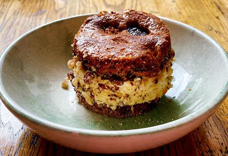 Hutong el sabor de Singapur en Burdeos Un sándwich de helado casero de postre en el restaurante Hutong de Burdeos