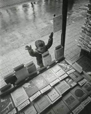 Reacciones ante la continuidad de Sánchez..., e Isabel Ayuso, como si el Día de Madrid fuera su día o ella fuera la reina de Madrid.