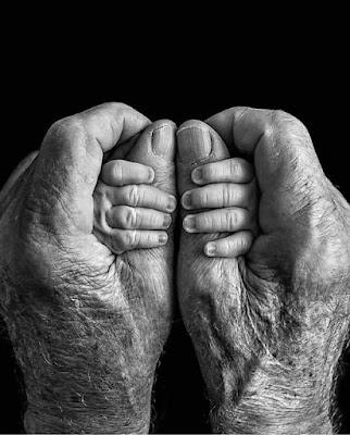 Reacciones ante la continuidad de Sánchez..., e Isabel Ayuso, como si el Día de Madrid fuera su día o ella fuera la reina de Madrid.