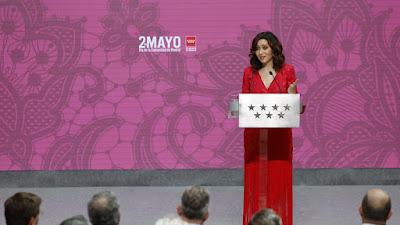 Reacciones ante la continuidad de Sánchez..., e Isabel Ayuso, como si el Día de Madrid fuera su día o ella fuera la reina de Madrid.