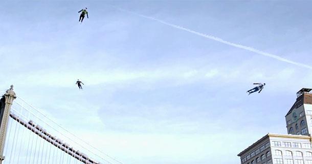 Personas volando por el cielo de Nueva York para promocionar 