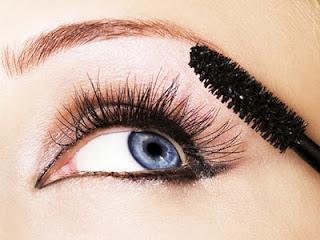 Mirabella mima las pestañas