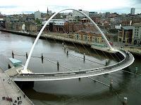 Gateshead Millennium Bridge en funcionamiento