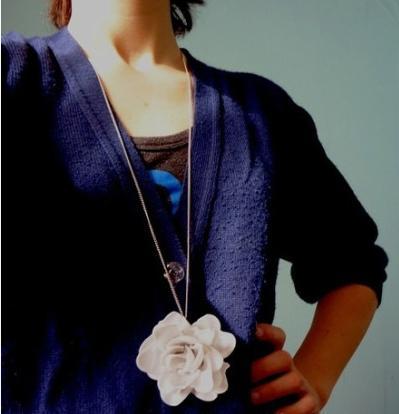 collar_rosa_cucharas_plastico Convierte cucharas en rosas