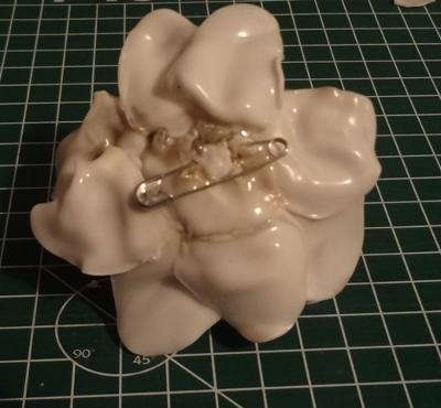 rosa_cucharas_plastico_detras Convierte cucharas en rosas