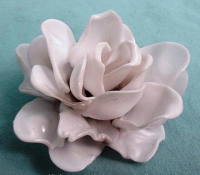 rosa_cucharas_plastico_resultado Convierte cucharas en rosas