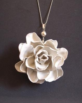 collar_rosa_blanca_cucharas_plastico Convierte cucharas en rosas