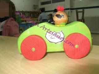 Un coche de carreras de madera