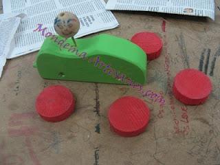 Un coche de carreras de madera