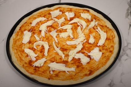 Pizza de quesos y jamón de pato Pizza de quesos y jamón de pato